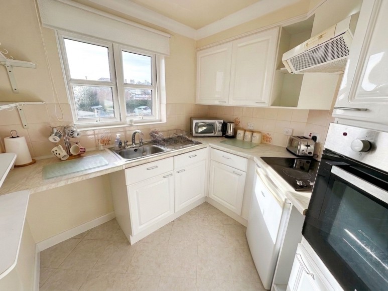 Cliff Road, Bay Court Cliff Road, TR11