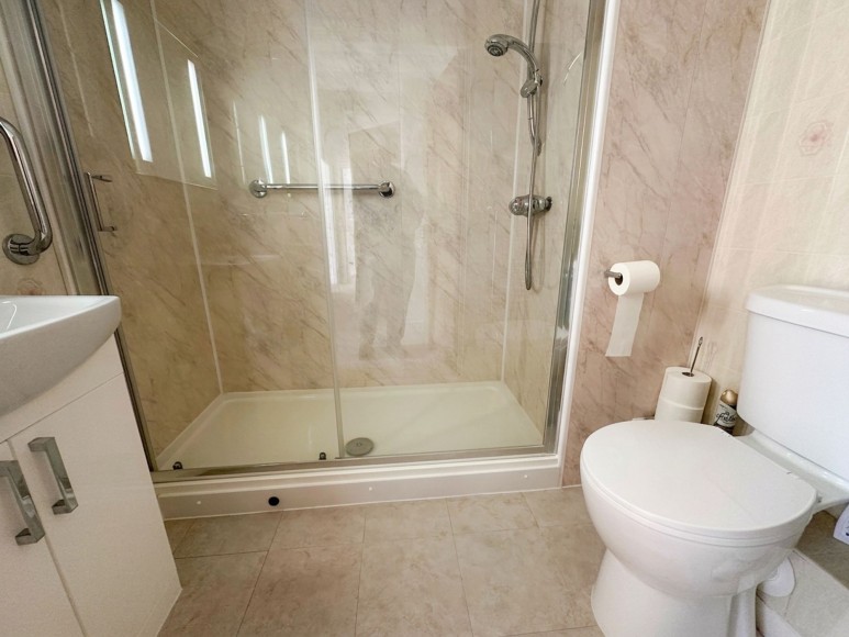 Cliff Road, Bay Court Cliff Road, TR11