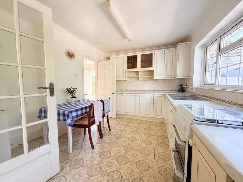 2 Tredova Crescent, Falmouth, TR11
