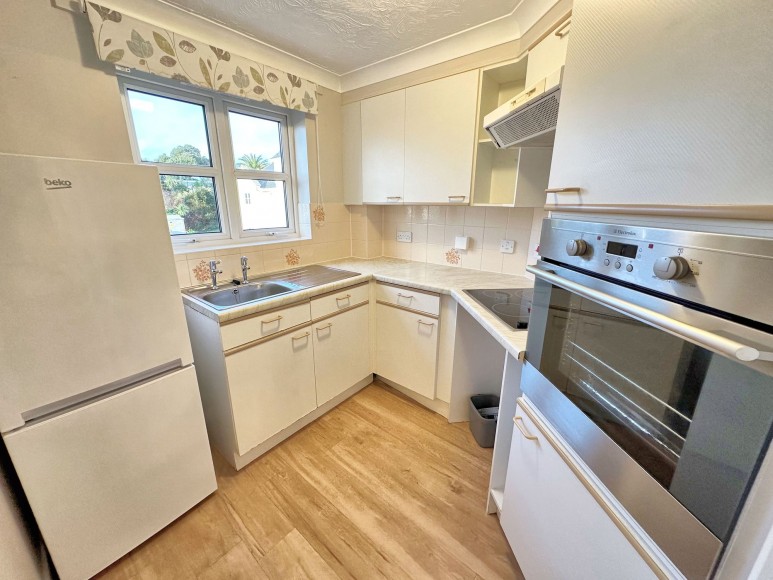 Cliff Road, Bay Court Cliff Road, TR11