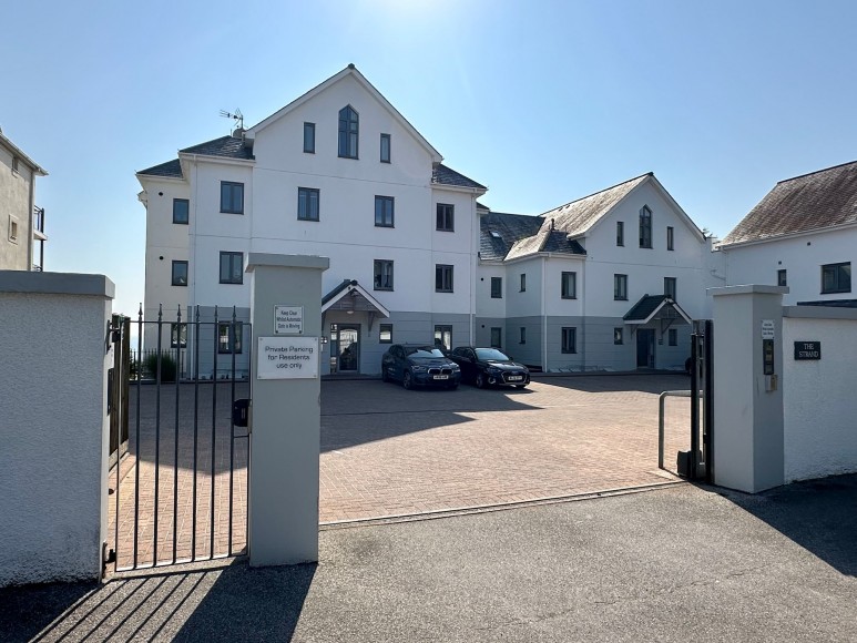 Cliff Road, The Strand Cliff Road, TR11