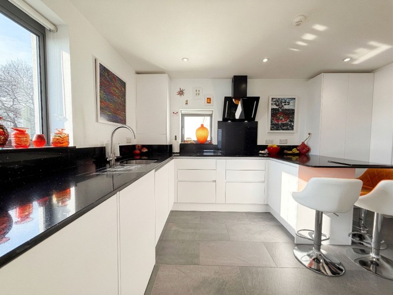 Cliff Road, The Strand Cliff Road, TR11