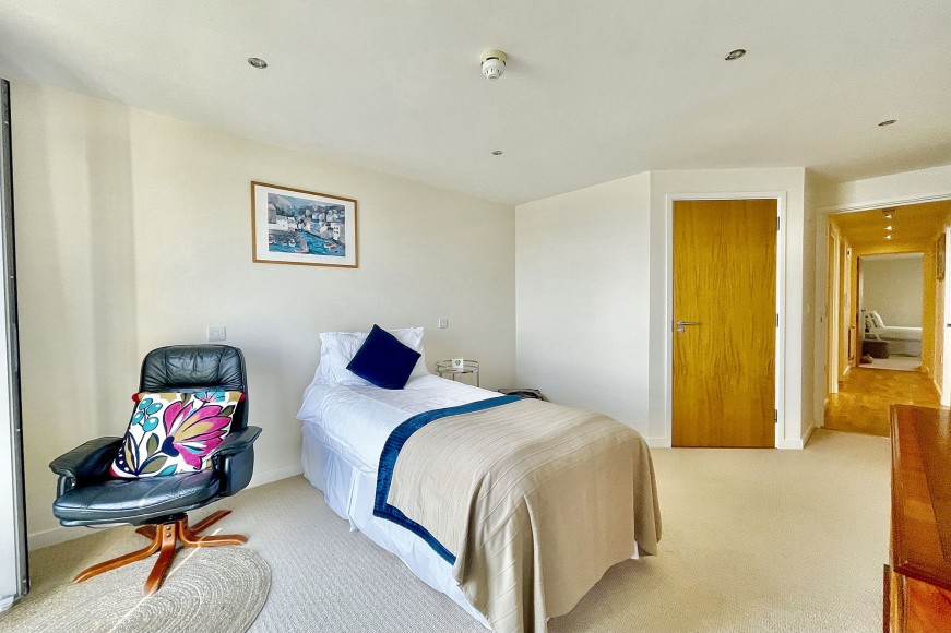 Cliff Road, The Strand Cliff Road, TR11