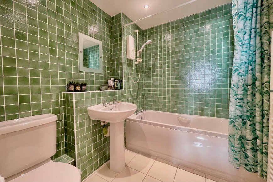 Cliff Road, The Strand Cliff Road, TR11