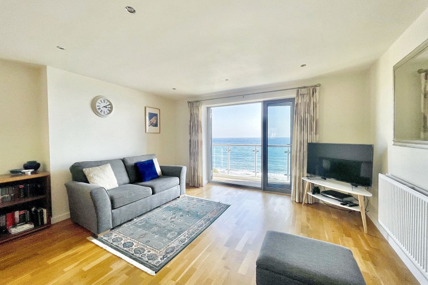 Cliff Road, The Strand Cliff Road, TR11