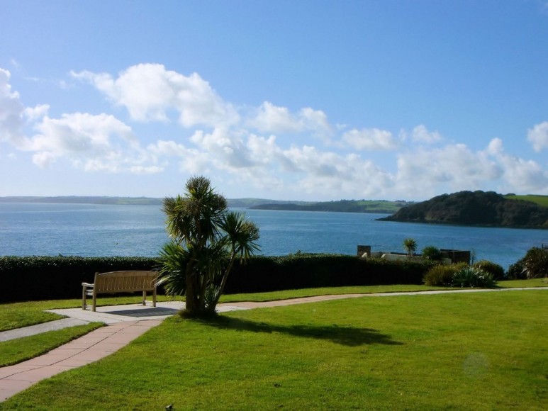 Cliff Road, Bay Court Cliff Road, TR11