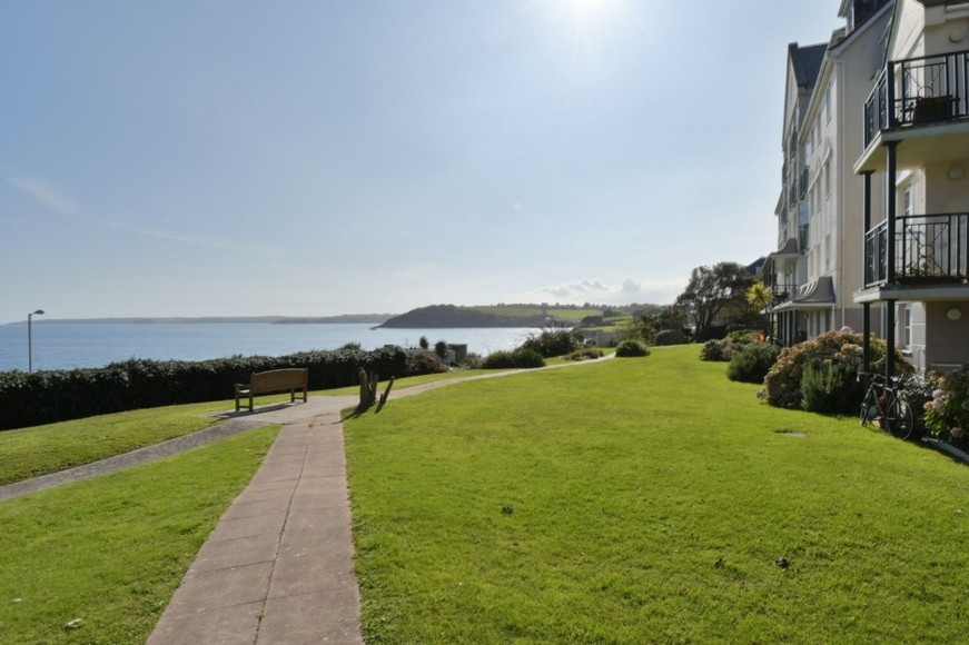 Cliff Road, Bay Court Cliff Road, TR11