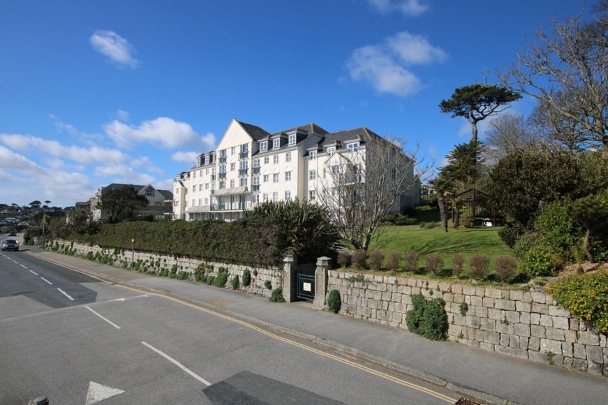 Cliff Road, Bay Court Cliff Road, TR11